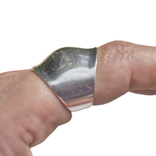 Load image into Gallery viewer, Moulded 925 Silver Ring